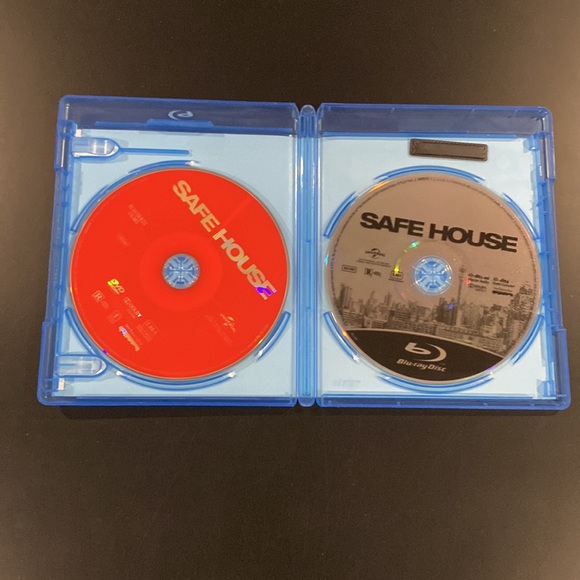 Safe House - Blu-ray & DVD Combo Set - Picture 3 of 5